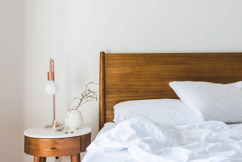 Photo of a minimalist bedroom with wood and linen textures