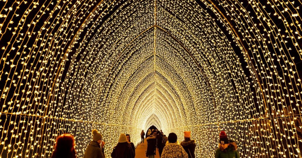 Celebrating the holidays in Chicago with outdoor lights