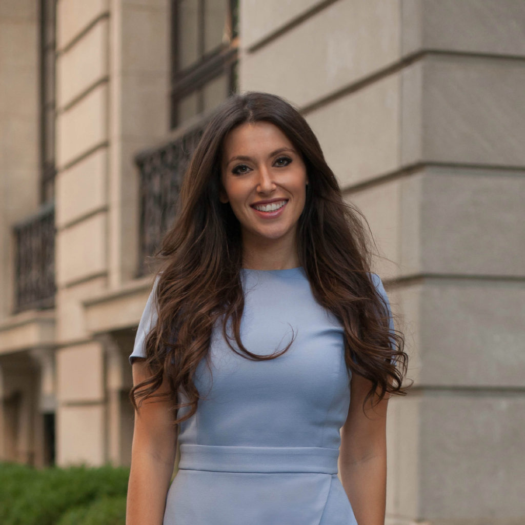 Headshot of Shani Shtern, a Chicago real estate agent